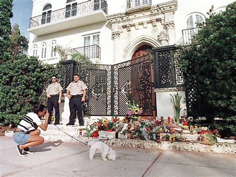 perché fu ucciso gianni versace|fashion designer shot dead 1997.